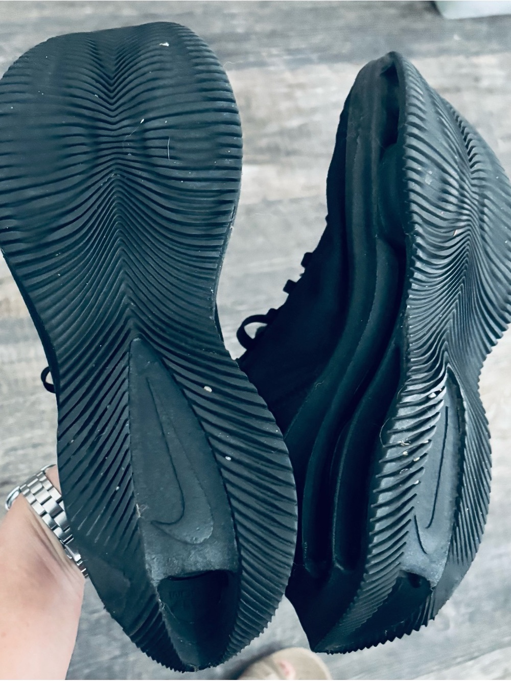 Nike Men's All-Black Low-Profile Athletic Trainers - Picture 12 of 13